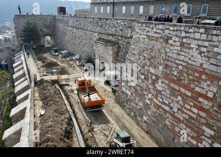 Arbeiter, die Restaurierungsarbeiten auf der Burg Buda durchführen. Stockfoto