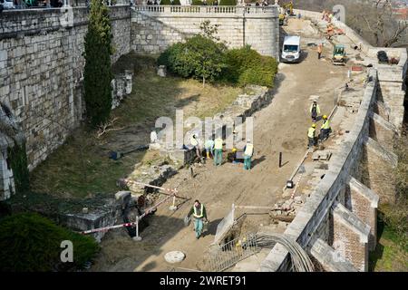 Arbeiter, die Restaurierungsarbeiten auf der Burg Buda durchführen. Stockfoto