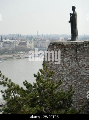 Die Jungfrau Maria Statue im Schloss Buda mit Blick auf Budapest und die Donau. Vom Bildhauer László Mátyássy Stockfoto