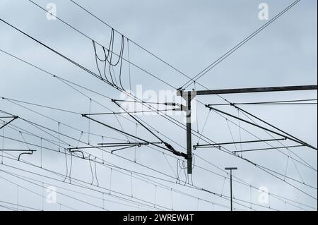 Dunkle Wolken ziehen über eine Oberleitung einer elektrifizierten Bahnstrecke auf. Rottweil Baden-Württemberg Deutschland *** Dunkle Wolken über einer Freileitung einer elektrifizierten Eisenbahnlinie in Rottweil Baden-Württemberg Deutschland Stockfoto