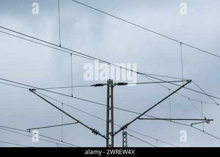 Dunkle Wolken ziehen über eine Oberleitung einer elektrifizierten Bahnstrecke auf. Rottweil Baden-Württemberg Deutschland *** Dunkle Wolken über einer Freileitung einer elektrifizierten Eisenbahnlinie in Rottweil Baden-Württemberg Deutschland Stockfoto