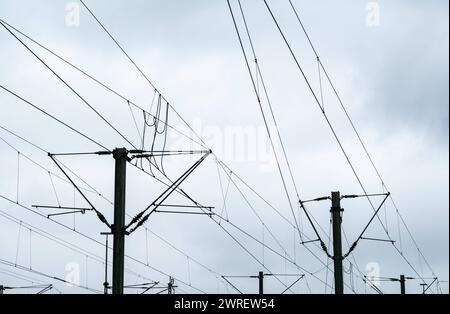 Dunkle Wolken ziehen über eine Oberleitung einer elektrifizierten Bahnstrecke auf. Rottweil Baden-Württemberg Deutschland *** Dunkle Wolken über einer Freileitung einer elektrifizierten Eisenbahnlinie in Rottweil Baden-Württemberg Deutschland Stockfoto