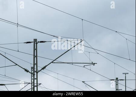 Dunkle Wolken ziehen über eine Oberleitung einer elektrifizierten Bahnstrecke auf. Rottweil Baden-Württemberg Deutschland *** Dunkle Wolken über einer Freileitung einer elektrifizierten Eisenbahnlinie in Rottweil Baden-Württemberg Deutschland Stockfoto