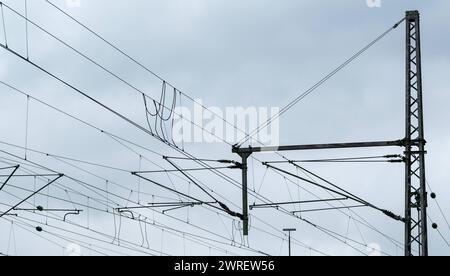 Dunkle Wolken ziehen über eine Oberleitung einer elektrifizierten Bahnstrecke auf. Rottweil Baden-Württemberg Deutschland *** Dunkle Wolken über einer Freileitung einer elektrifizierten Eisenbahnlinie in Rottweil Baden-Württemberg Deutschland Stockfoto