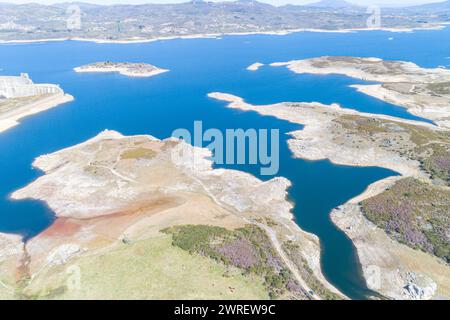 Aus der Vogelperspektive von einer Drohne auf den Stausee Pisoes Alto Rabagao in der Region tras-os-montes. rat von Montalegre. Nördlich von Portugal Stockfoto