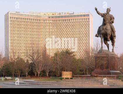 Statue von Amir Temur und das Hotel Usbekistan, Taschkent, Usbekistan Stockfoto