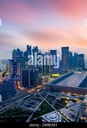Die Skyline von Doha, Katar bei Sonnenuntergang Stockfoto