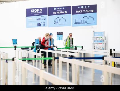 Security am Flughafen London Stansted Stockfoto