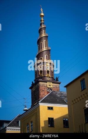 Kirche unserer Erlöserkirche in Christianshavn, Kopenhagen, die eine äußere Wendeltreppe hat und 1752 von Lauritz de Thurah fertiggestellt wurde Stockfoto