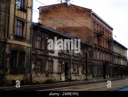 Eine Reihe historischer Gebäude mit verwitterten Wänden Stockfoto