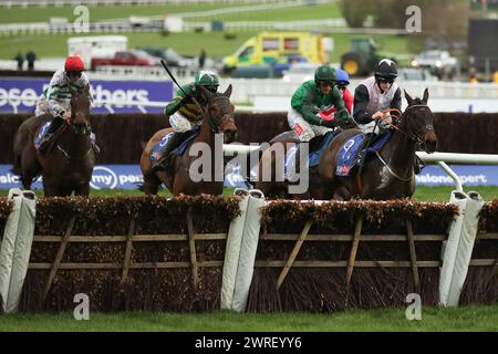 Sladse Steel mit Rachael Blackmore an Bord gewinnt am 14. März 2023 das Sky Bet Supreme Novices Hürdenrennen am Tag 1 des Cheltenham Festivals im Prestbury Park, Cheltenham, Großbritannien. Foto von Ken Sparks. Nur redaktionelle Verwendung, Lizenz für kommerzielle Nutzung erforderlich. Keine Verwendung bei Wetten, Spielen oder Publikationen eines einzelnen Clubs/einer Liga/eines Spielers. Quelle: UK Sports Pics Ltd/Alamy Live News Stockfoto