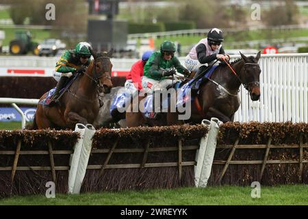 Sladse Steel mit Rachael Blackmore an Bord gewinnt am 14. März 2023 das Sky Bet Supreme Novices Hürdenrennen am Tag 1 des Cheltenham Festivals im Prestbury Park, Cheltenham, Großbritannien. Foto von Ken Sparks. Nur redaktionelle Verwendung, Lizenz für kommerzielle Nutzung erforderlich. Keine Verwendung bei Wetten, Spielen oder Publikationen eines einzelnen Clubs/einer Liga/eines Spielers. Quelle: UK Sports Pics Ltd/Alamy Live News Stockfoto