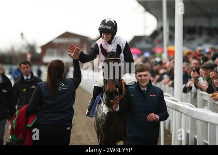 Sladse Steel mit Rachael Blackmore an Bord gewinnt am 14. März 2023 das Sky Bet Supreme Novices Hürdenrennen am Tag 1 des Cheltenham Festivals im Prestbury Park, Cheltenham, Großbritannien. Foto von Ken Sparks. Nur redaktionelle Verwendung, Lizenz für kommerzielle Nutzung erforderlich. Keine Verwendung bei Wetten, Spielen oder Publikationen eines einzelnen Clubs/einer Liga/eines Spielers. Quelle: UK Sports Pics Ltd/Alamy Live News Stockfoto