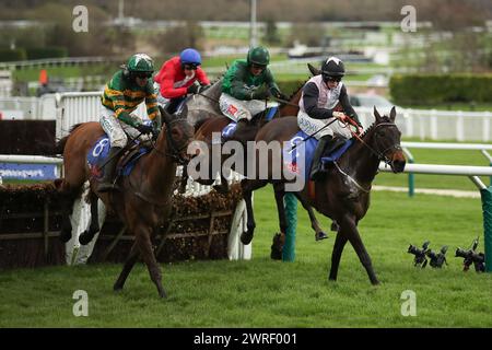 Sladse Steel mit Rachael Blackmore an Bord gewinnt am 14. März 2023 das Sky Bet Supreme Novices Hürdenrennen am Tag 1 des Cheltenham Festivals im Prestbury Park, Cheltenham, Großbritannien. Foto von Ken Sparks. Nur redaktionelle Verwendung, Lizenz für kommerzielle Nutzung erforderlich. Keine Verwendung bei Wetten, Spielen oder Publikationen eines einzelnen Clubs/einer Liga/eines Spielers. Quelle: UK Sports Pics Ltd/Alamy Live News Stockfoto