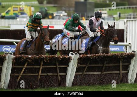 Sladse Steel mit Rachael Blackmore an Bord gewinnt am 14. März 2023 das Sky Bet Supreme Novices Hürdenrennen am Tag 1 des Cheltenham Festivals im Prestbury Park, Cheltenham, Großbritannien. Foto von Ken Sparks. Nur redaktionelle Verwendung, Lizenz für kommerzielle Nutzung erforderlich. Keine Verwendung bei Wetten, Spielen oder Publikationen eines einzelnen Clubs/einer Liga/eines Spielers. Quelle: UK Sports Pics Ltd/Alamy Live News Stockfoto