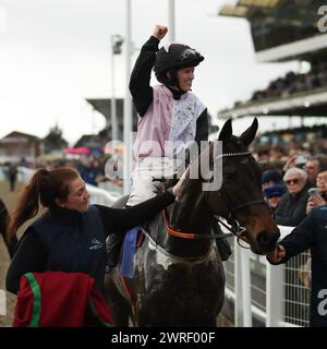 Sladse Steel mit Rachael Blackmore an Bord gewinnt am 14. März 2023 das Sky Bet Supreme Novices Hürdenrennen am Tag 1 des Cheltenham Festivals im Prestbury Park, Cheltenham, Großbritannien. Foto von Ken Sparks. Nur redaktionelle Verwendung, Lizenz für kommerzielle Nutzung erforderlich. Keine Verwendung bei Wetten, Spielen oder Publikationen eines einzelnen Clubs/einer Liga/eines Spielers. Quelle: UK Sports Pics Ltd/Alamy Live News Stockfoto