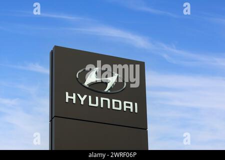 Logo der Hyundai Motor Company außerhalb des Händlerbetriebs. Hyundai ist ein südkoreanischer multinationaler Automobilhersteller. Salo, Finnland. März 2024. Stockfoto