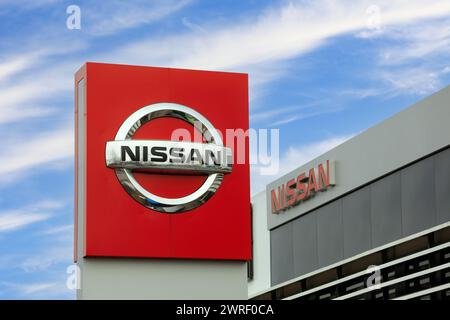 Logo von Nissan Motor Co. Ltd. Außerhalb des Händlerbetriebs. 2022 war der japanische Nissan der neuntgrößte Automobilhersteller der Welt. Salo, Finnland. März 2024. Stockfoto