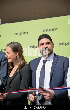 Cannes, Frankreich. März 2024. Guillaume Kasbarian (R), Minister für Wohnungsbau, eröffnet das MIPIM in Cannes, Frankreich. DIE MIPIM in Cannes ist die größte jährliche internationale Ausstellung, die sich mit Immobilien und Investitionen in innovative und ökologische Architekturprojekte befasst. Quelle: SOPA Images Limited/Alamy Live News Stockfoto