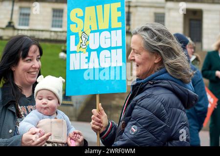 Belfast, Vereinigtes Königreich 12 03 2024 Demonstranten in Stomont Parliament Building Teil der Kampagne Save Lough Neagh Belfast Northern Ireland Credit: HeadlineX/Alamy Live News Stockfoto