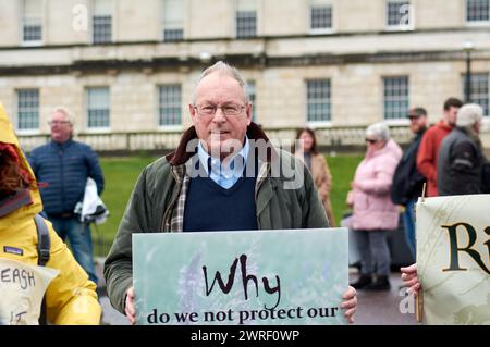 Belfast, Vereinigtes Königreich 12 03 2024 Demonstranten in Stomont Parliament Building Teil der Kampagne Save Lough Neagh Belfast Northern Ireland Credit: HeadlineX/Alamy Live News Stockfoto