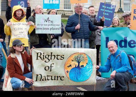 Belfast, Vereinigtes Königreich 12 03 2024 Demonstranten in Stomont Parliament Building Teil der Kampagne Save Lough Neagh Belfast Northern Ireland Credit: HeadlineX/Alamy Live News Stockfoto