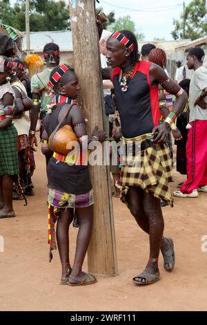 VALLEY OMO, ÄTHIOPIEN - 22. November 2011: Unbekanntes junges Paar aus dem Hamer-Stamm auf dem traditionellen Markt am 22. November 2011 im Omo Valley, Äthiopi Stockfoto