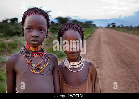 SÜD-OMO - ÄTHIOPIEN - 23. November 2011: Nicht identifizierte Hamer-Mädchen am 23. November 2014 in Süd-Omo, Äthiopien. Das Girlss Porträt eines Stammes, ein Schinken Stockfoto