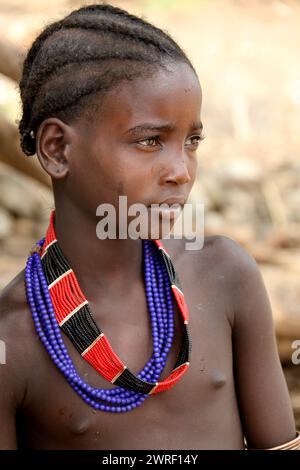 SOUTH OMO - ÄTHIOPIEN - 24. November 2011: Hamer Girl am 24. November 2014 in South Omo, Äthiopien. Das Porträt des Jungen von einem Stamm, einem hamer Stockfoto