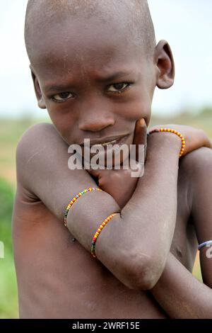 SOUTH OMO - ÄTHIOPIEN - 24. November 2011: Hamer Boy wurde am 24. November 2014 in South Omo, Äthiopien, nicht identifiziert. Das Porträt des Jungen von einem Stamm, einem hamer, Stockfoto