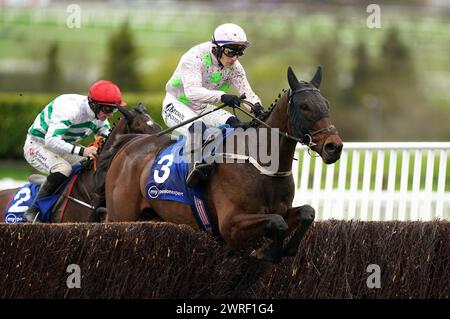 Der Gaelic Warrior wurde von Paul Townend auf dem Weg zum Gewinn der My Pension Expert Arkle Challenge Trophy Novices' Chase am ersten Tag des Cheltenham Festivals 2024 auf der Cheltenham Racecourse gefahren. Bilddatum: Dienstag, 12. März 2024. Stockfoto