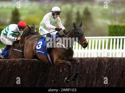 Der Gaelic Warrior wurde von Paul Townend auf dem Weg zum Gewinn der My Pension Expert Arkle Challenge Trophy Novices' Chase am ersten Tag des Cheltenham Festivals 2024 auf der Cheltenham Racecourse gefahren. Bilddatum: Dienstag, 12. März 2024. Stockfoto