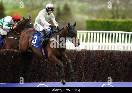 Der Gaelic Warrior wurde von Paul Townend auf dem Weg zum Gewinn der My Pension Expert Arkle Challenge Trophy Novices' Chase am ersten Tag des Cheltenham Festivals 2024 auf der Cheltenham Racecourse gefahren. Bilddatum: Dienstag, 12. März 2024. Stockfoto