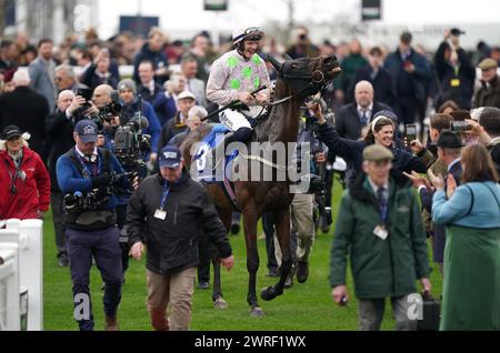 Der Gaelic Warrior wurde von Paul Townend geritten, nachdem er die My Pension Expert Arkle Challenge Trophy Novices' Chase am ersten Tag des Cheltenham Festivals 2024 auf der Cheltenham Racecourse gewonnen hatte. Bilddatum: Dienstag, 12. März 2024. Stockfoto