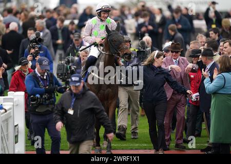 Der Gaelic Warrior wurde von Paul Townend geritten, nachdem er die My Pension Expert Arkle Challenge Trophy Novices' Chase am ersten Tag des Cheltenham Festivals 2024 auf der Cheltenham Racecourse gewonnen hatte. Bilddatum: Dienstag, 12. März 2024. Stockfoto