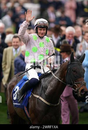 Der Gaelic Warrior wurde von Paul Townend geritten, nachdem er die My Pension Expert Arkle Challenge Trophy Novices' Chase am ersten Tag des Cheltenham Festivals 2024 auf der Cheltenham Racecourse gewonnen hatte. Bilddatum: Dienstag, 12. März 2024. Stockfoto