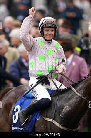 Jockey Paul Townend an Bord des Gaelic Warrior nach dem Gewinn der My Pension Expert Arkle Challenge Trophy Novices' Chase am ersten Tag des Cheltenham Festivals 2024 auf der Cheltenham Racecourse. Bilddatum: Dienstag, 12. März 2024. Stockfoto