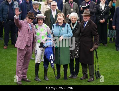 Der Gaelic Warrior wurde von Paul Townend geritten, nachdem er die My Pension Expert Arkle Challenge Trophy Novices' Chase am ersten Tag des Cheltenham Festivals 2024 auf der Cheltenham Racecourse gewonnen hatte. Bilddatum: Dienstag, 12. März 2024. Stockfoto