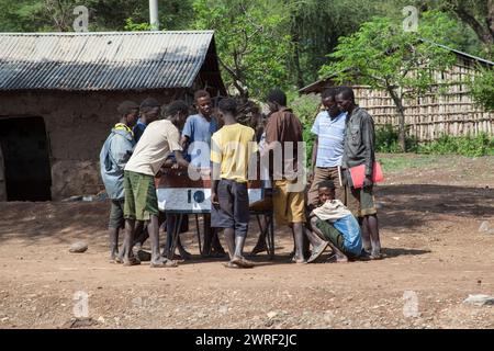 SÜD-OMO - ÄTHIOPIEN - 27. NOVEMBER 2011: Nicht identifizierte Jungen spielen Tischfußball am 27. November 2011 in Omo Rift Valley, Äthiopien. Stockfoto