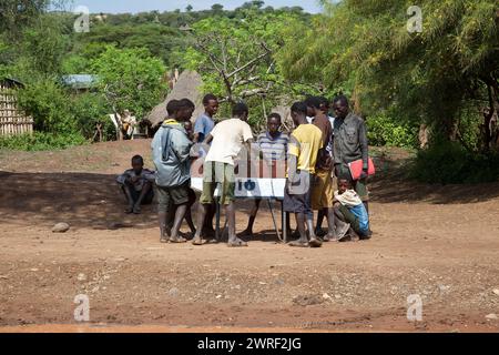 SÜD-OMO - ÄTHIOPIEN - 27. NOVEMBER 2011: Nicht identifizierte Jungen spielen Tischfußball am 27. November 2011 in Omo Rift Valley, Äthiopien. Stockfoto