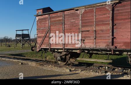 Eisenbahnwaggon und Wachturm, Konzentrationslager Auschwitz-Berkenau, Polen. Stockfoto