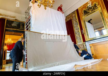 Hängung der letzten Wandteppiche in den Königlichen Paraderäumen im Dresdner Residenzschloss die Königlichen Paraderäume im Dresdner Residenzschloss konnten nach aufwendiger Rekonstruktion im September 2019 wiedereröffnet und der Öffentlichkeit zugänglich gemacht werden. Mit der Anbringung der letzten Wandteppiche im 1. Vorzimmer sind die Wiederaufbauarbeiten in den Paraderäumen abgeschlossen. Die Baukosten für die Wiederherstellung der Paraderäume betragen insgesamt 34,4 Millionen Euro. Der Bund beteiligte sich seit 2015 über die Beauftragte der Bundesregierung für Kultur und Medien mit 12 Mi Stockfoto