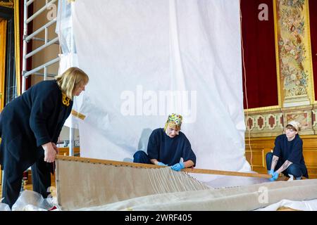 Hängung der letzten Wandteppiche in den Königlichen Paraderäumen im Dresdner Residenzschloss die Königlichen Paraderäume im Dresdner Residenzschloss konnten nach aufwendiger Rekonstruktion im September 2019 wiedereröffnet und der Öffentlichkeit zugänglich gemacht werden. Mit der Anbringung der letzten Wandteppiche im 1. Vorzimmer sind die Wiederaufbauarbeiten in den Paraderäumen abgeschlossen. Die Baukosten für die Wiederherstellung der Paraderäume betragen insgesamt 34,4 Millionen Euro. Der Bund beteiligte sich seit 2015 über die Beauftragte der Bundesregierung für Kultur und Medien mit 12 Mi Stockfoto