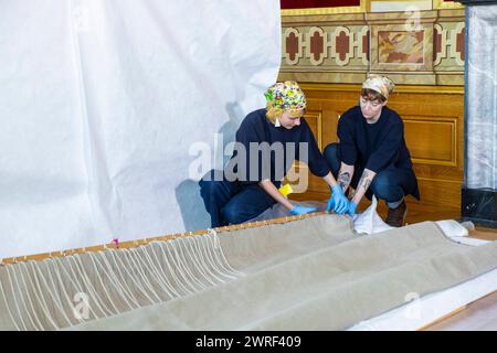 Hängung der letzten Wandteppiche in den Königlichen Paraderäumen im Dresdner Residenzschloss die Königlichen Paraderäume im Dresdner Residenzschloss konnten nach aufwendiger Rekonstruktion im September 2019 wiedereröffnet und der Öffentlichkeit zugänglich gemacht werden. Mit der Anbringung der letzten Wandteppiche im 1. Vorzimmer sind die Wiederaufbauarbeiten in den Paraderäumen abgeschlossen. Die Baukosten für die Wiederherstellung der Paraderäume betragen insgesamt 34,4 Millionen Euro. Der Bund beteiligte sich seit 2015 über die Beauftragte der Bundesregierung für Kultur und Medien mit 12 Mi Stockfoto