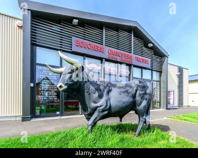 Moderne Metzgerei mit lebensgroßem Modell eines schwarzen Bullen - Martizay, Indre (36), Frankreich. Stockfoto