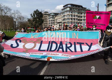 Pro-Palästina-protestmarsch in London, Großbritannien, Protest gegen den Konflikt im Gazastreifen und gegen die israelische Besatzung. London Trans Stolz auf Solidarität Stockfoto