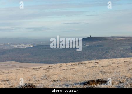 Darwen Tower vom Great Hill aus gesehen an einem hellen, frostigen Wintertag, dem West Pennines Lancashire England Stockfoto