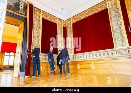 Hängung der letzten Wandteppiche in den Königlichen Paraderäumen im Dresdner Residenzschloss die Königlichen Paraderäume im Dresdner Residenzschloss konnten nach aufwendiger Rekonstruktion im September 2019 wiedereröffnet und der Öffentlichkeit zugänglich gemacht werden. Mit der Anbringung der letzten Wandteppiche im 1. Vorzimmer sind die Wiederaufbauarbeiten in den Paraderäumen abgeschlossen. Die Baukosten für die Wiederherstellung der Paraderäume betragen insgesamt 34,4 Millionen Euro. Der Bund beteiligte sich seit 2015 über die Beauftragte der Bundesregierung für Kultur und Medien mit 12 Mi Stockfoto