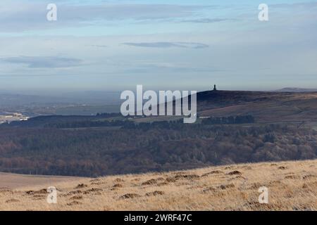 Darwen Tower vom Great Hill aus gesehen an einem hellen, frostigen Wintertag, dem West Pennines Lancashire England Stockfoto