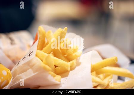 Weißrussland, Minsk - 29. november 2023: Pommes frites bei Burger King Close Up Stockfoto